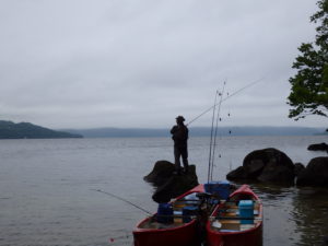 屈斜路湖でカヌーから釣り